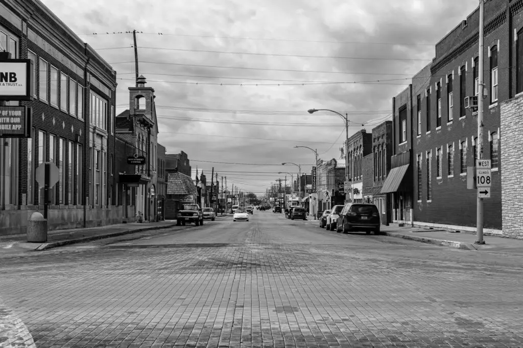 Chili, Neon, and a Courthouse Dome: Carlinville, Illinois